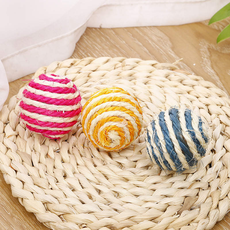 Ball-shaped cat toys, scratchable cat toys
